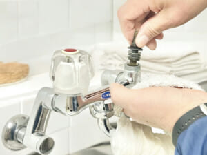 水漏れ修理のネット広告、980円が50万円になる悪質業者の手口