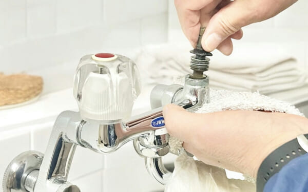 水漏れ修理のネット広告、980円が50万円になる悪質業者の手口